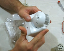 Връзки на сензора за движение, за да включите светлината