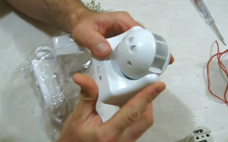 Връзки на сензора за движение, за да включите светлината