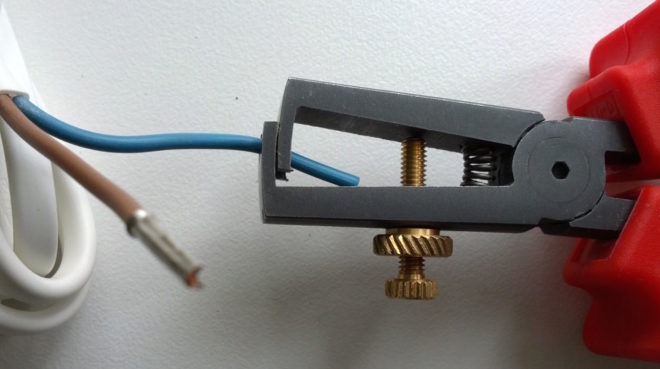 почистване на изолацията от жицата със специални клещи