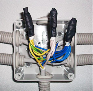 изолация на обрати в разклонителната кутия с електрическа лента