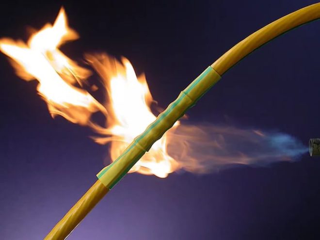 свиване на термосвиваемата тръба с газова горелка