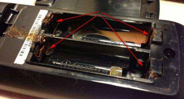 Ако батерията изтича, контактите на устройството се окисляват