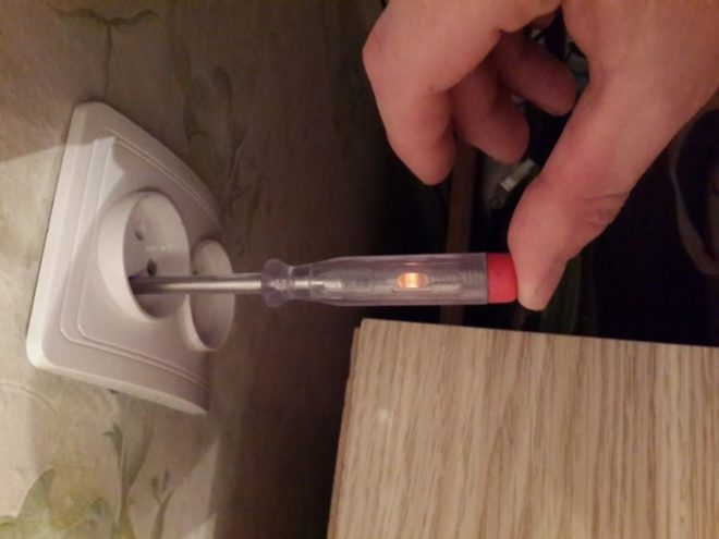 Проверка на фазата с индикаторна отвертка