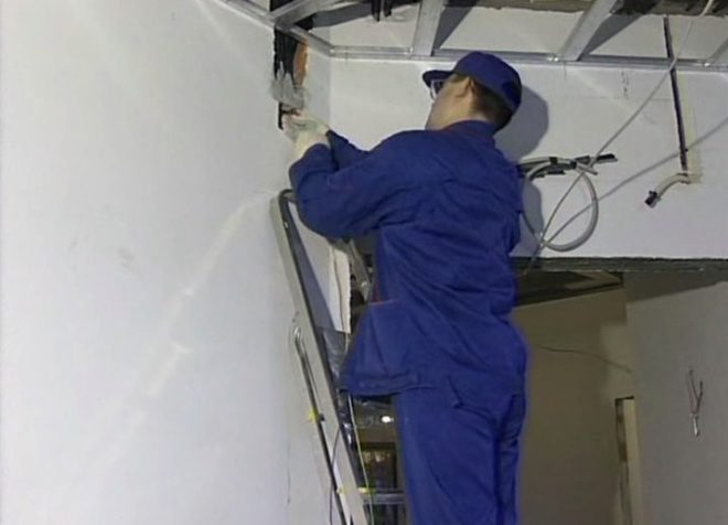 Професионалист ще замени окабеляването по-бързо и по-добре