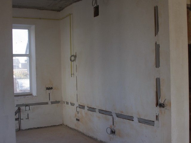 Когато окабеляването е фиксирано в стробовете, то трябва да бъде звънено