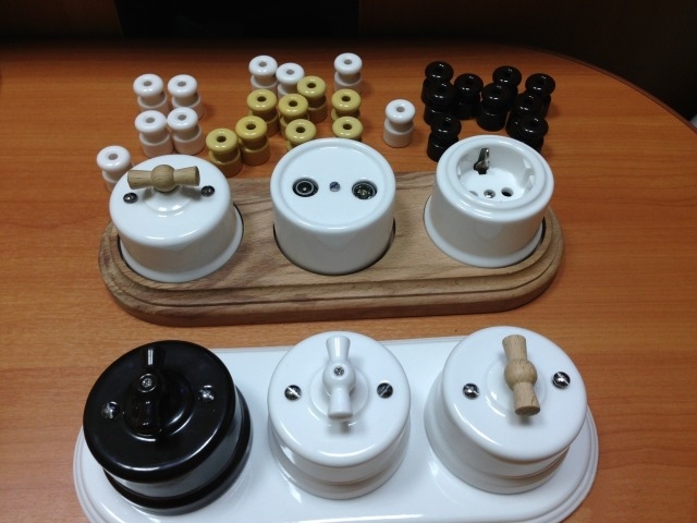 Изолатори с различни цветове