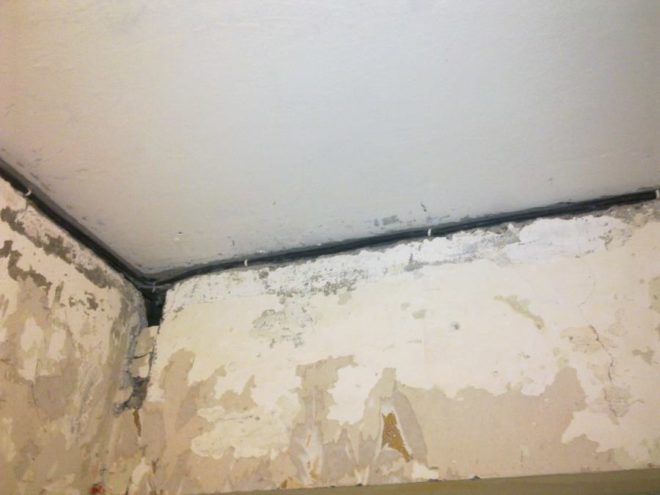 Окабеляването се полага между плочите