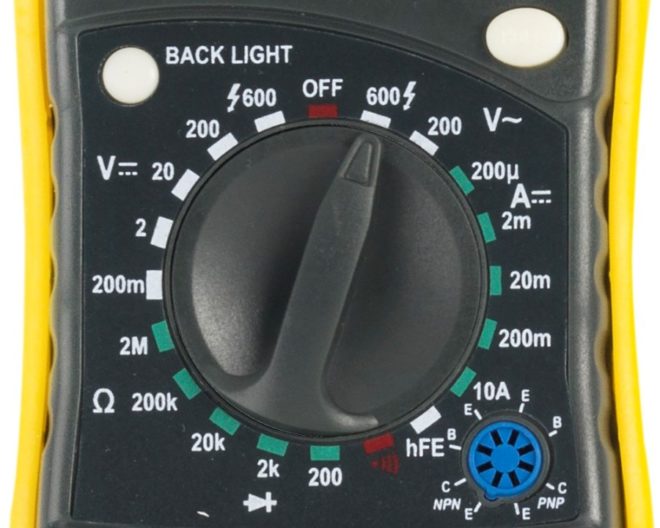 Мултиметърът е настроен да измерва напрежението