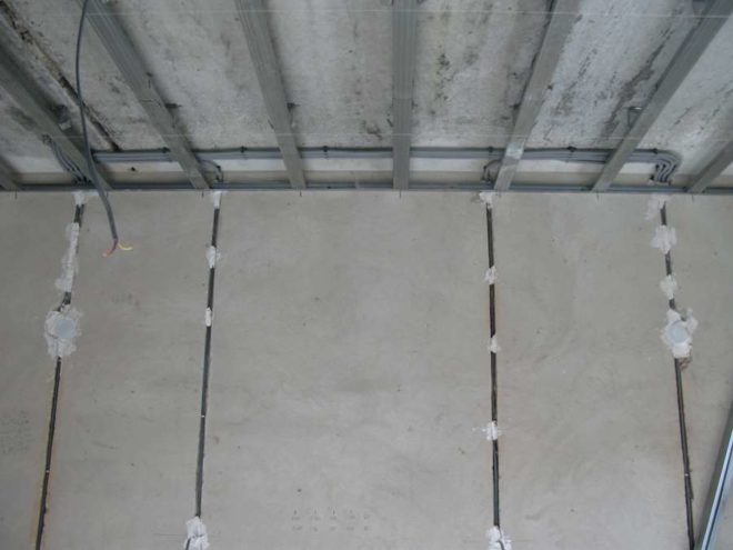 След полагане в каналите, проводниците се залепват с разтвор