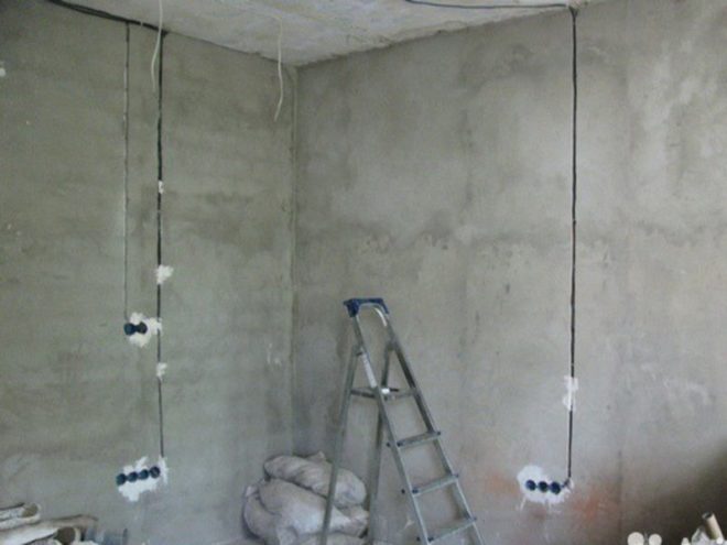 Проводници, частично фиксирани в канали